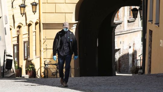 Obostrzenia z żółtej strefy na terenie całego kraju. Jakich zasad należy przestrzegać?