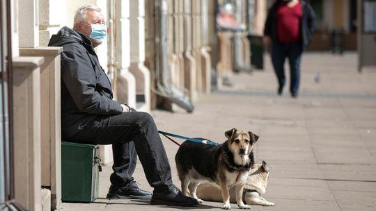 Obowiązek zakrywania ust i nosa i ograniczenia na przyjęciach. Jest projekt rozporządzenia