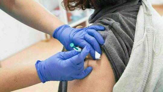 Obowiązkowe szczepienia dla medyków. A co ze sprawą lekarza antyszczepionkowca?