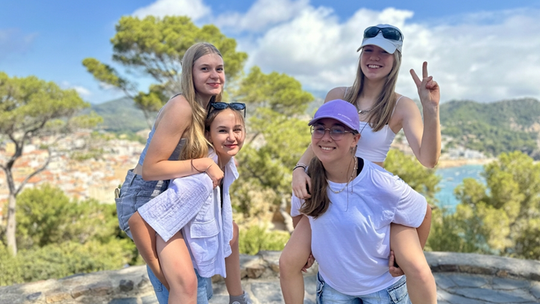 Obozy młodzieżowe 2025 za granicą - wakacje pełne przygód z Kompasem