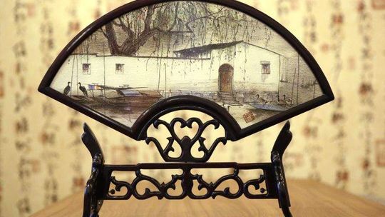 Obrazy haftowane. Kosztują około 15 tys. zł.