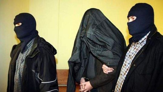 Obrońca chce wypuszczenia policjanta, który potrącił nastolatkę. Decyzja w czwartek