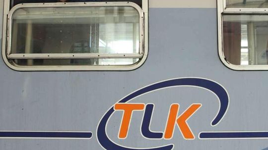 Obsługa pociągu kazała wysiąść. Czekali w deszczu i ciemnościach