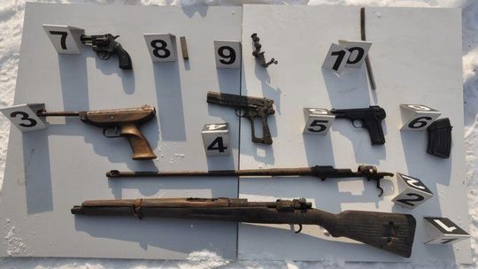 Obsza: Sprzątał garaż, znalazł broń, amunicję i materiały wybuchowe