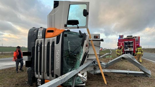 Obudził go huk zgniatanej kabiny
