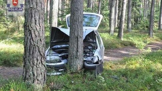 Obudził się rano w rozbitym w lesie samochodzie. Nie mógł dobudzić kolegi