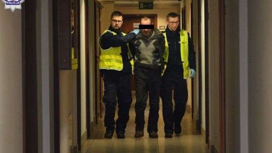 Obudził się w autokarze i zaatakował pasażera nożem. Ranił też kierowców