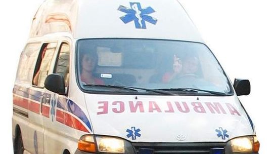 Oburzył się na dyspozytorkę. Kazała mu pytać, czy pobity chce pomocy