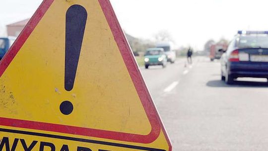 Obwodnica Chodla: Zderzenie skutera z renault. Jedna osoba jest ranna