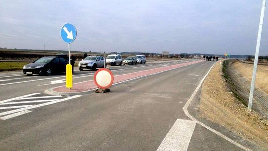 Obwodnica Opola Lub., dojazd do mostu w Kamieniu. Kierowcy czekają na otwarcie