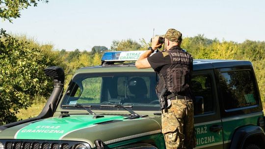 Obywatel Syrii oskarżony o przerzut 160 migrantów przez granicę