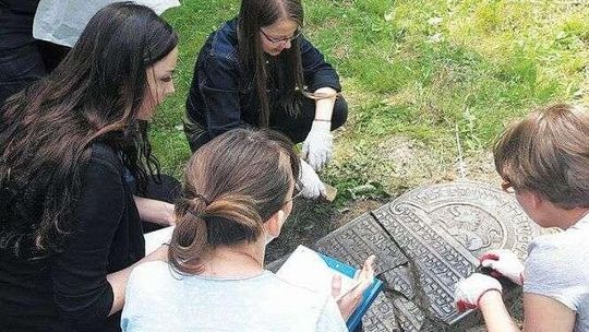 Ocalanie pamięci o żydowskich sąsiadach. Wolontariusze na cmentarzach