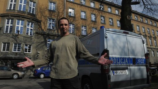 Ochroniarz złapał złodzieja. Teraz musi się ukrywać