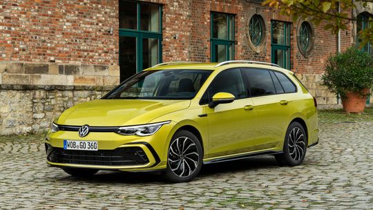 Oczekiwanie na nowy samochód w lubelskich salonach. Nawet rok