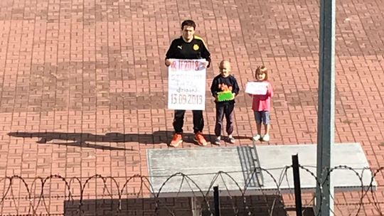 Od 10 miesięcy przebywał z dwójką dzieci w strzeżonym ośrodku, wreszcie został zwolniony. "Jestem wdzięczny za artykuł"