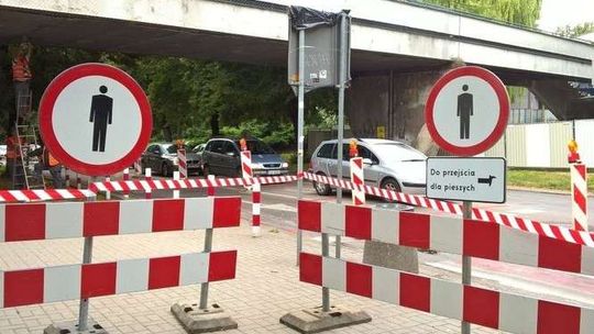 Od dziś wąsko na ul. Sowińskiego. Piesi muszą chodzić naokoło