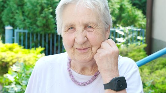 Od dzisiaj działa system opieki nad seniorami. Dostali opaski, które mierzą ich funkcje życiowe