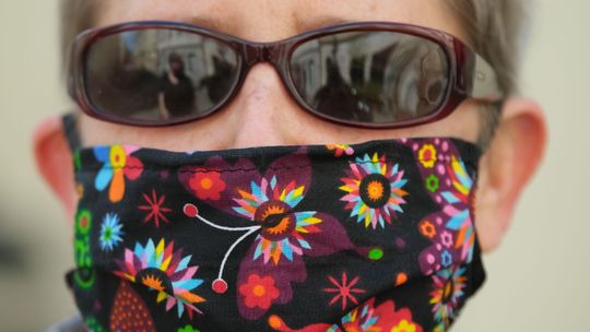 Od dzisiaj niemal koniec z maseczkami. "Zniesienie obostrzeń nie oznacza, że kończy się epidemia"