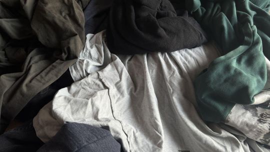 Od jutra inaczej będziemy wyrzucać ubrania. Nowe zasady segregacji