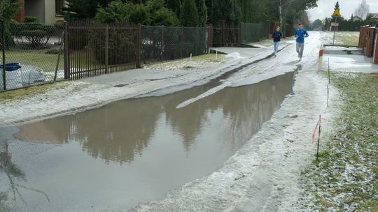 Od kilku lat kałuża straszy po większym deszczu. Pomagają strażacy, a czy pomoże wójt?
