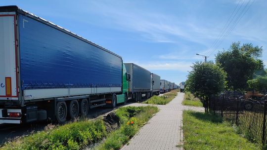 Od kilku miesięcy mają za oknem sznur ciężarówek. "Jeśli nic się nie zmieni, będziemy blokować drogę krajową"