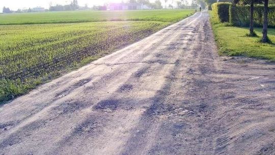 Od lat proszą o remont, zamiast tego zrobili drogę obok. "Prowadzi donikąd"