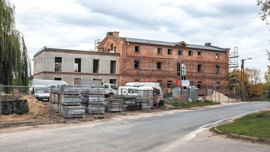 Od lat stał nieużywany i niszczał. Miasto odbudowuje XIX-wieczny spichlerz