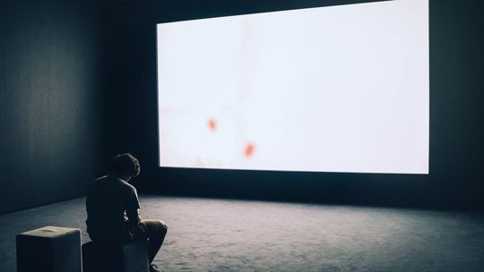 Od pomysłu do ekranu – proces produkcji filmu reklamowego