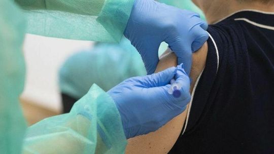 Od poniedziałku można próbować skrócić termin między dawkami szczepienia