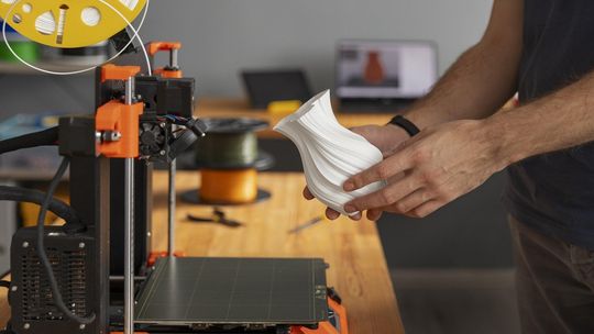 Od prototypu do produkcji – kiedy warto postawić na dużą drukarkę 3D