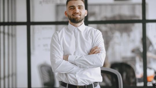 Od trybiku w maszynie do partnera w biznesie: jak bezpiecznie przenieść swoją karierę ubezpieczeniową z korporacji do multiagencji?