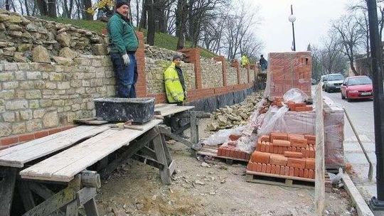 Odbudowują mur po katastrofie budowlanej. Co opóźniło prace?