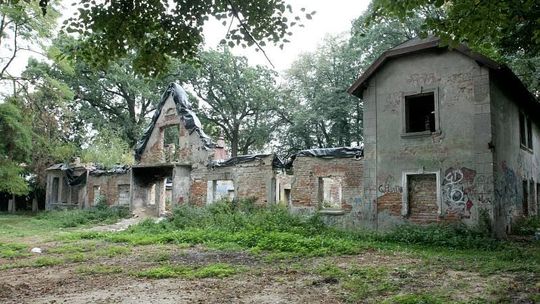 Odbudują dworek na Węglinie. Ruina przestanie straszyć