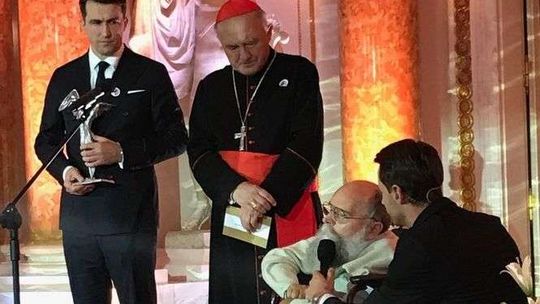 Odbył 31 tys. rozmów telefonicznych z potrzebującymi. Nagroda TOTUS TUUS dla Jana Arczewskiego