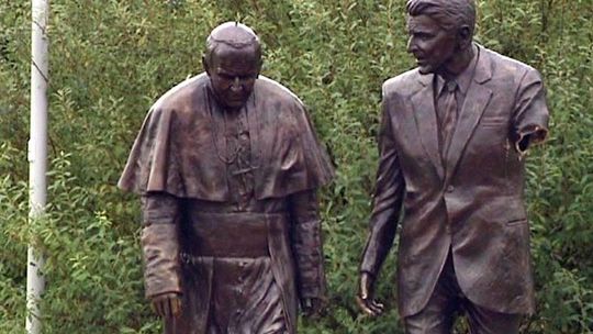 Odcięli rękę z pomnika Ronalda Reagana. Papież ocalał (wideo)