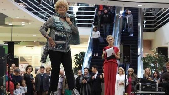 "Odczaruj jesień życia". Seniorzy jak modele i modelki (zdjęcia)