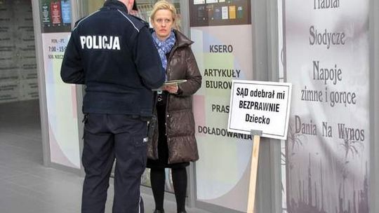 Oddajcie mi córkę! Zdesperowana matka pikietuje pod sądem