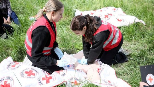 Oddycha czy nie oddycha? Młodzi ludzie ratowali ofiary wypadków