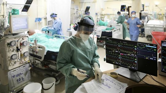 Oddziały zakaźne w lubelskich szpitalach pełne. A lekarzy i łóżek dla pacjentów coraz mniej