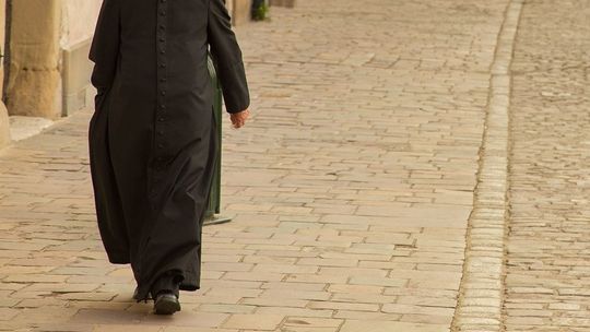 Odebrali księdzu order, teraz może stracić kolejne wyróżnienie. Molestował dziecko