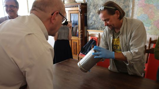 Odebrali wiadomość sprzed 170 lat. Co skrywała kapsuła czasu pod posadzką kościoła?