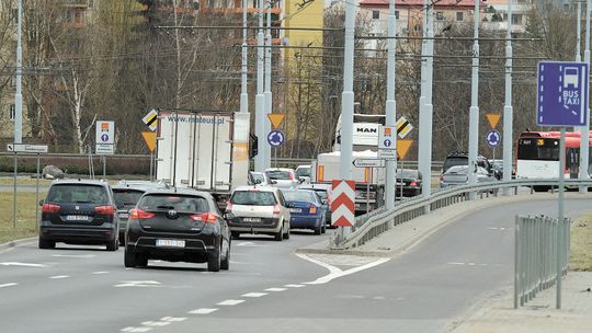 Odkąd powstał buspas nawet autobusy tkwią tu w korkach. Wreszcie koniec