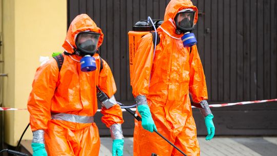 Odkażanie w zamojskim domu pomocy społecznej. Pracują wojskowi chemicy