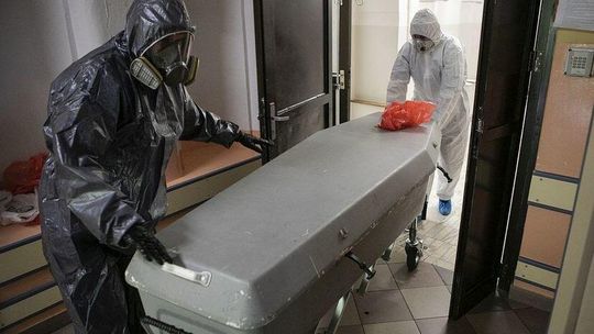 Odkażone zwłoki, w specjalnym „opakowaniu”. Tak teraz wygląda pochówek zmarłych na Covid-19