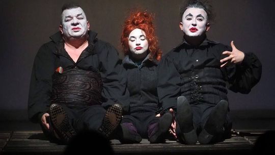 Odkrycie repertuarowe roku. Nagroda dla spektaklu "Żywi i umarli"