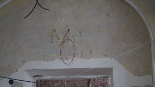 Odkrycie w budynku szkół im. Vetterów. Wstrząsający wydźwięk niemieckiego napisu