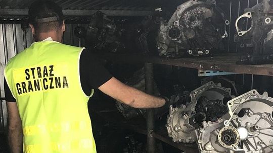 Odkrycie w warsztacie mechanicznym. Części samochodów warte ponad 100 tysięcy złotych
