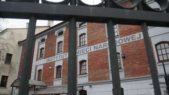 Odkryli dokumenty zakopane pod drzewem. To archiwum UPA?