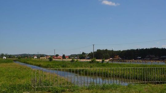 Odmulają i oczyszczają koryto Wieprza w okolicy Krasnobrodu