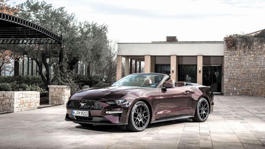 Odnowiony ford mustang galopuje z emocjami